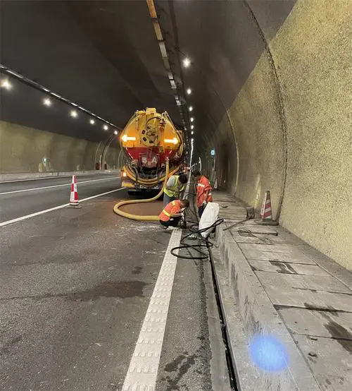 龙泉隧道排水渠清淤